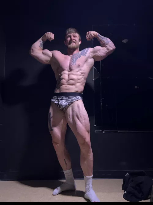 Cum in the gym’s posing room with me 😏