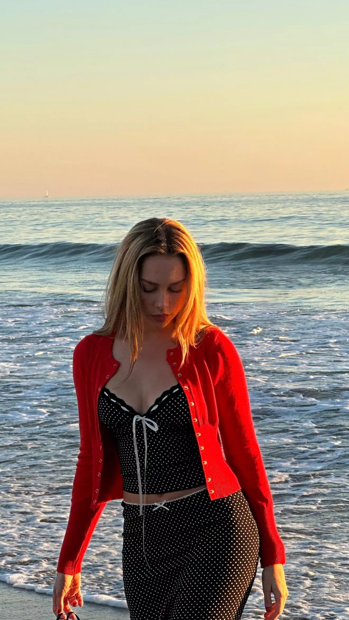 Ester looking beautiful on the beach | Ig story