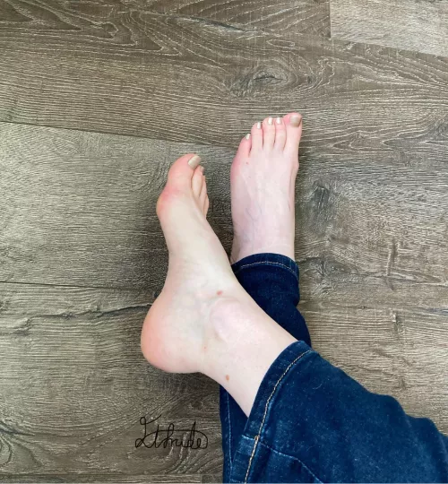 High arches, pale feet 🤍
