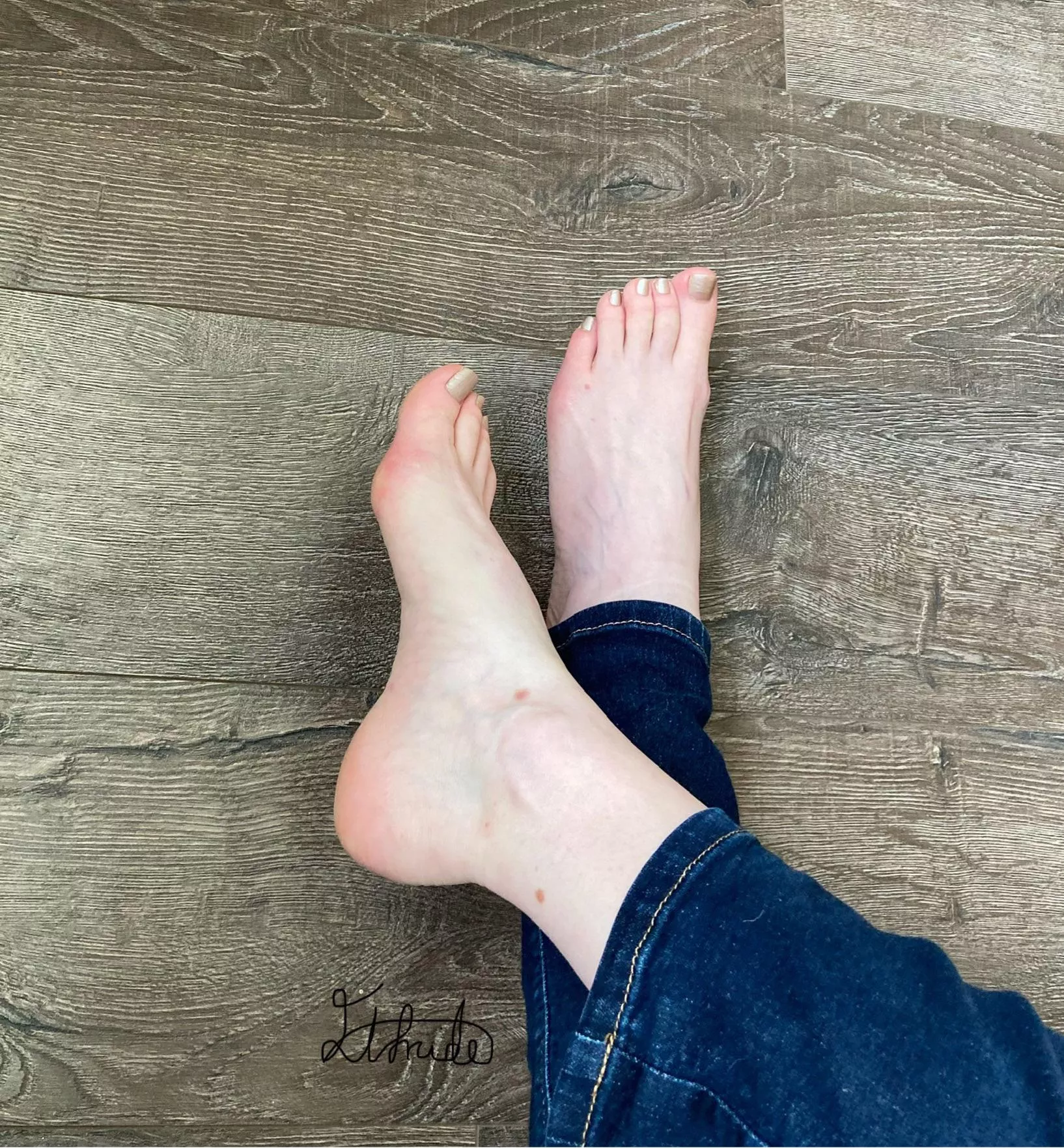High arches, pale feet 🤍