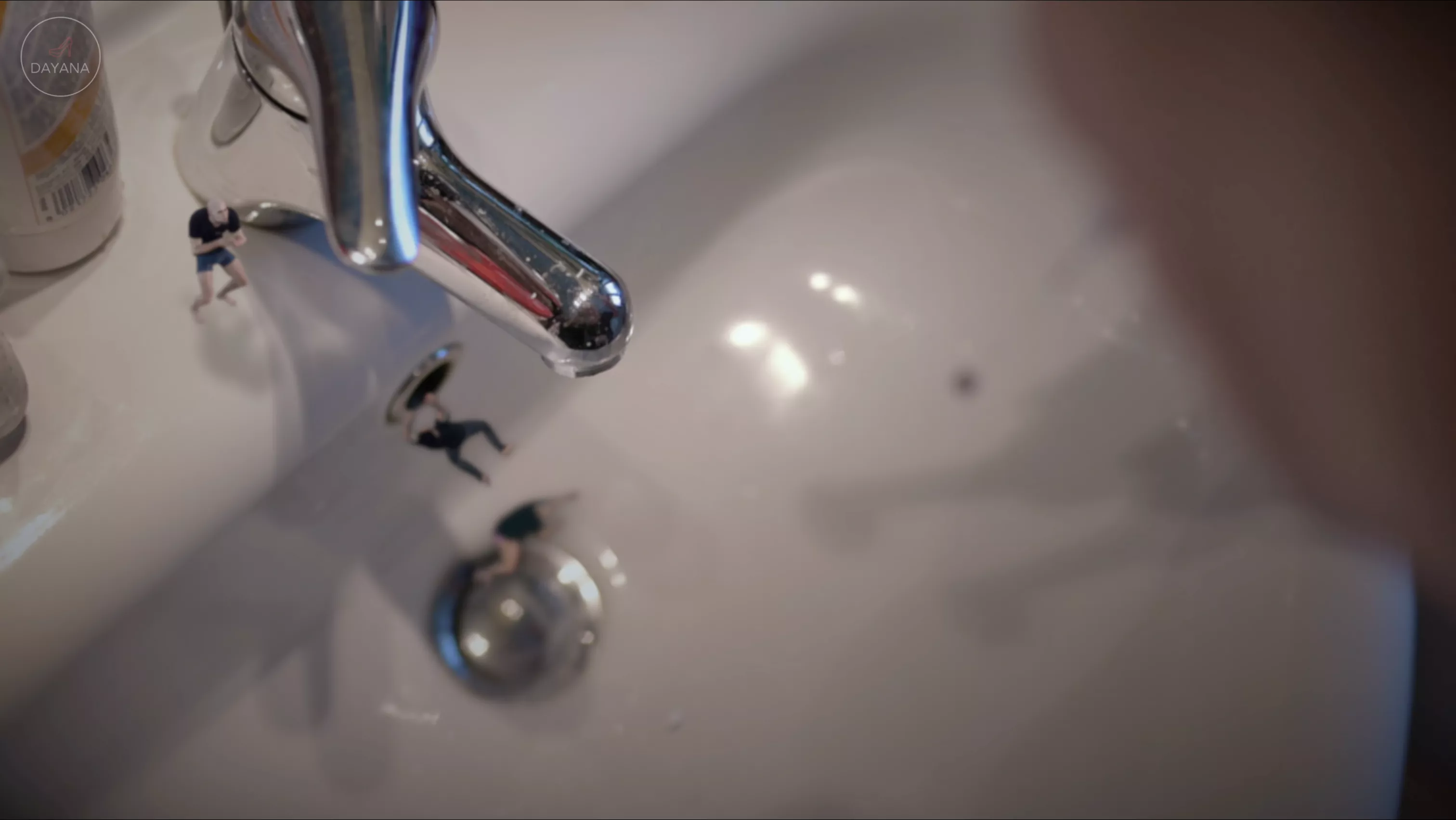 I ordered you to clean the sink by 8:00 and you are late. Don't complain if I spit on you!