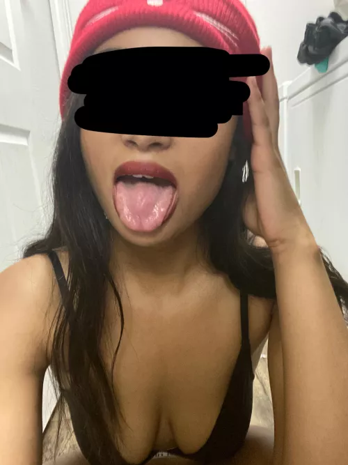 I think your cum would make my tongue look better 🥰🤭