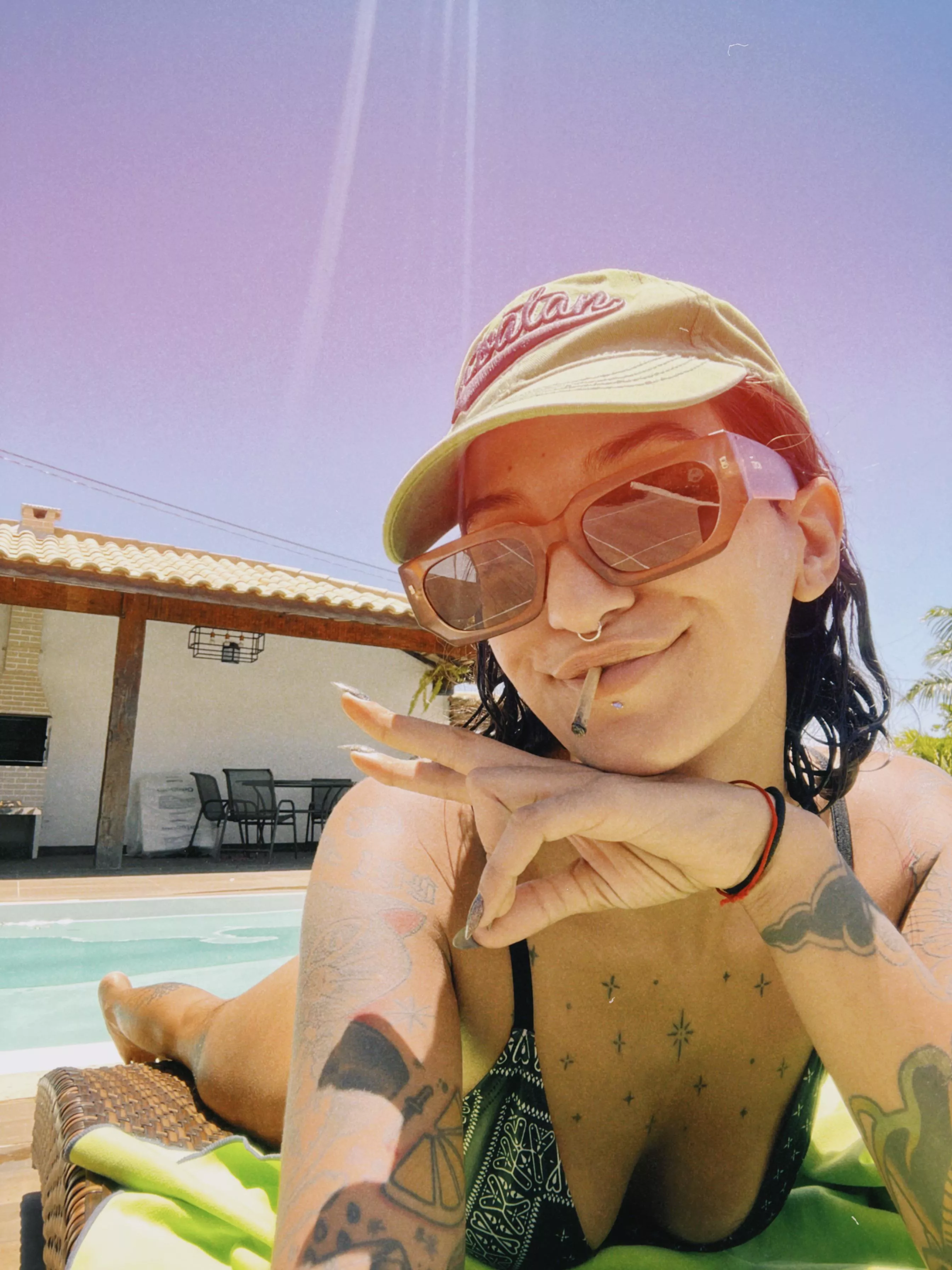 Just a 420 girl living her best never ending summer life 🔆