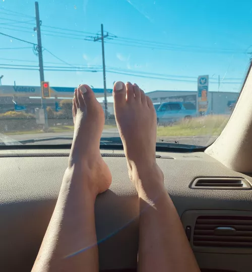 Just something about the sun on feet while in the car feels so nice 🫶🏼💖