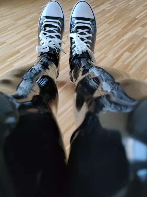 Most shiny latex legs ✨