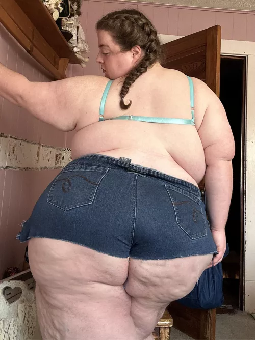 Save a dance for my daisy dukes 🤭🤠