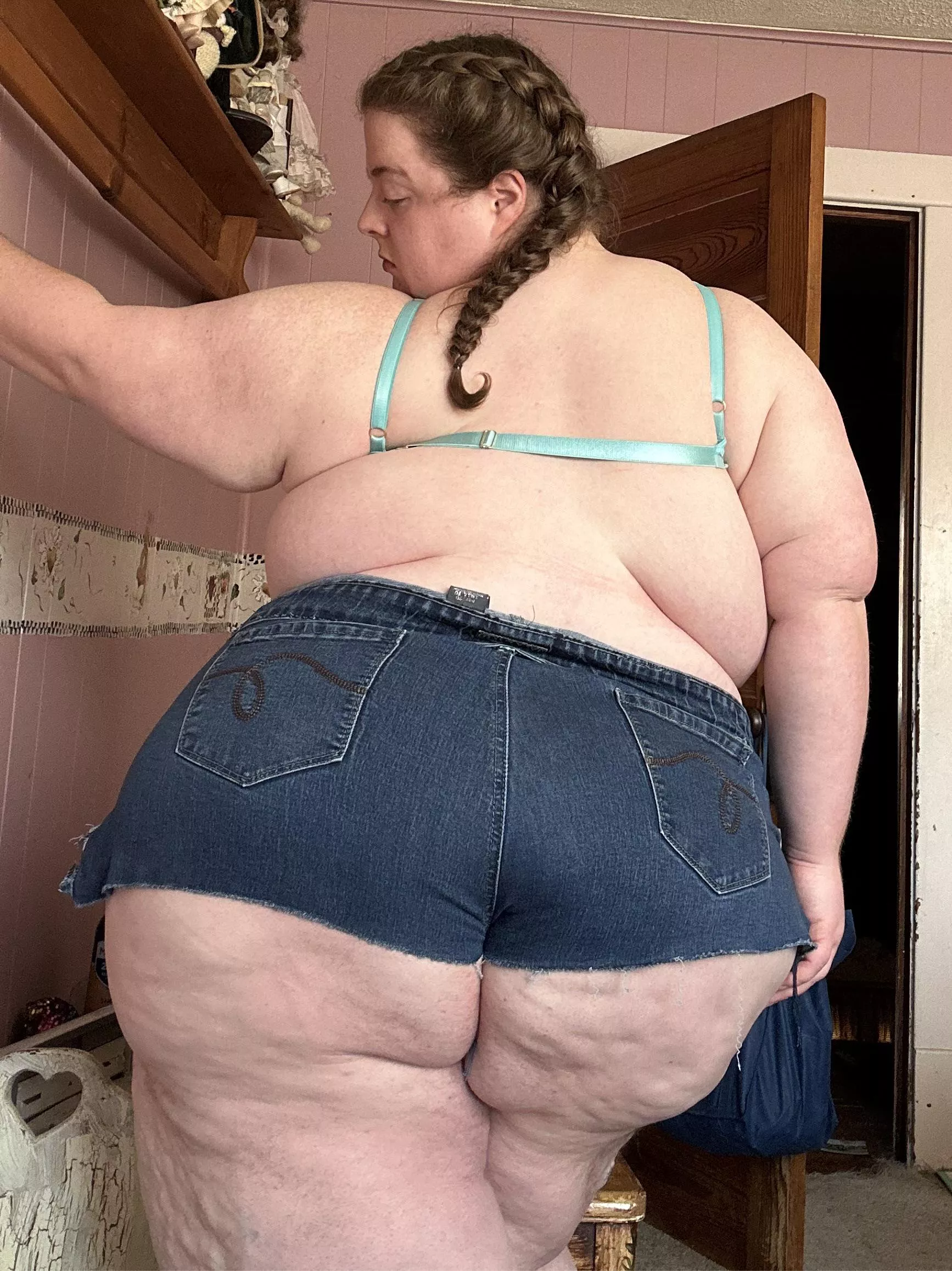 Save a dance for my daisy dukes 🤭🤠