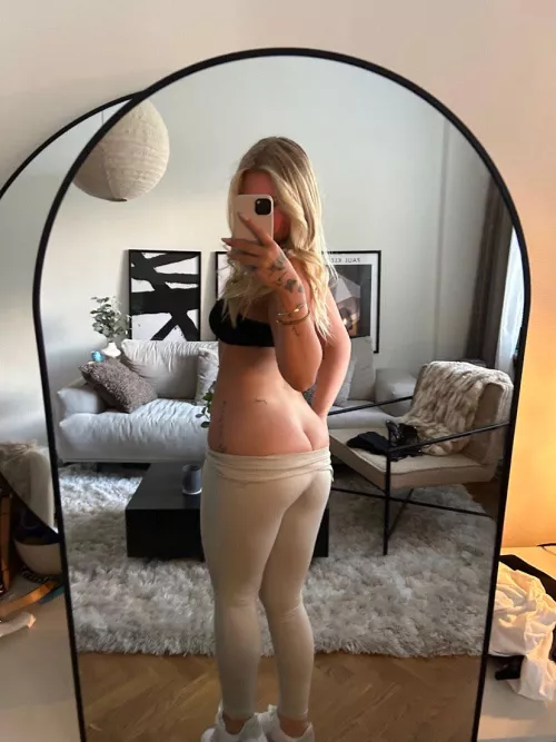 Sporty slut stripping