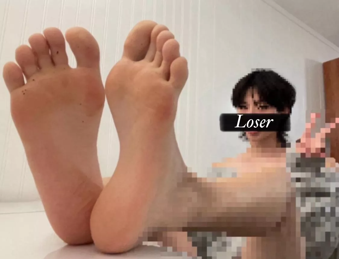 Thank mommy for showing a beta like you her bare soles 💕 