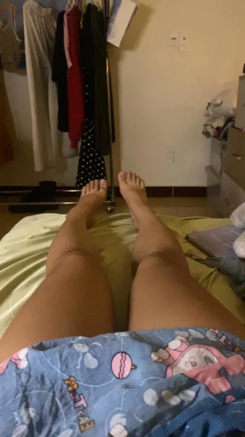 These little paws are ready for your cum.. Lick them clean first so you can aim and make a mess 
