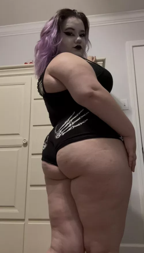trad goth booty 