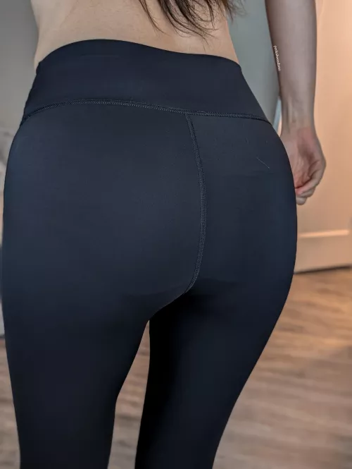 Very prominent gusset seams