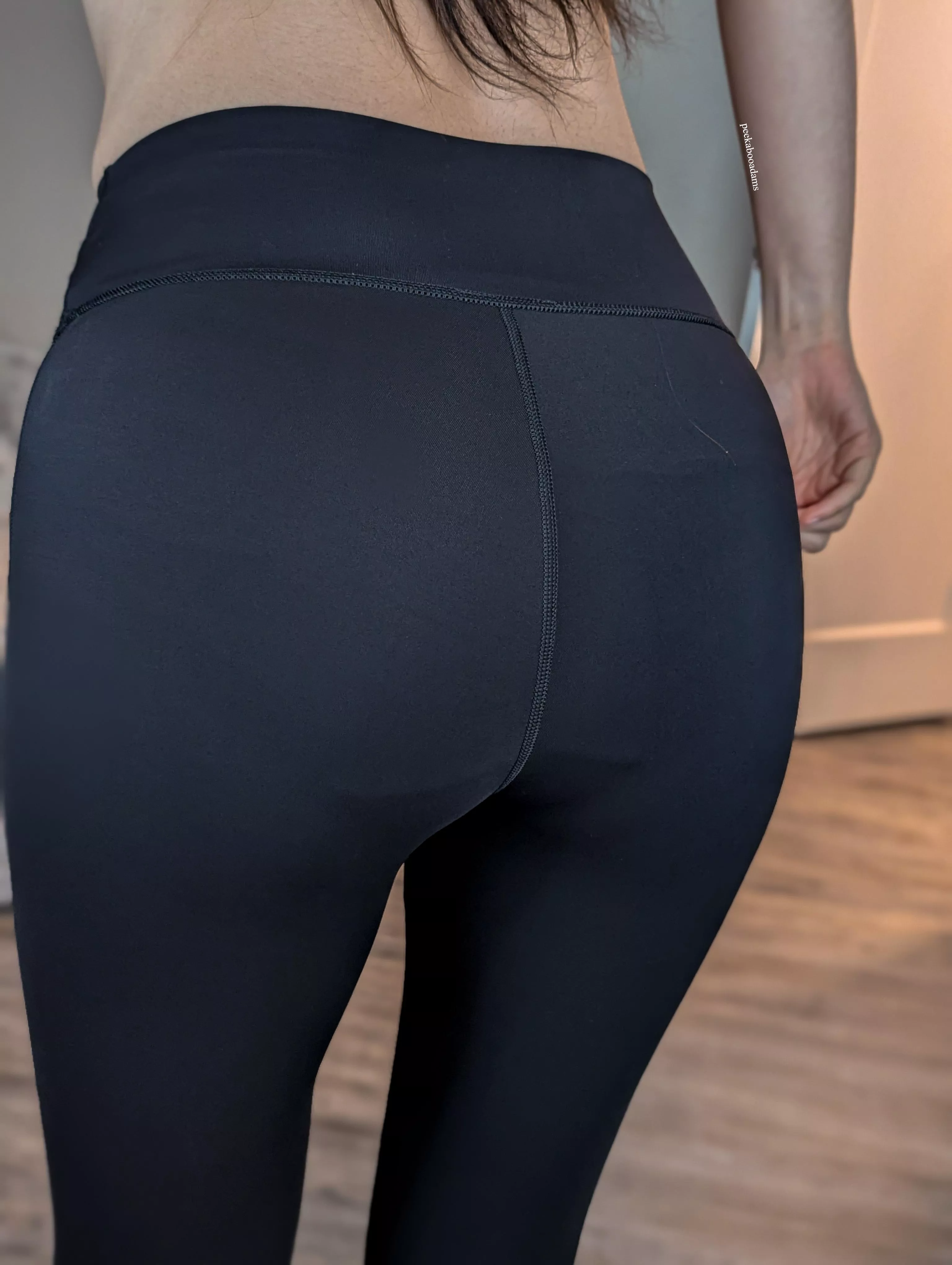 Very prominent gusset seams