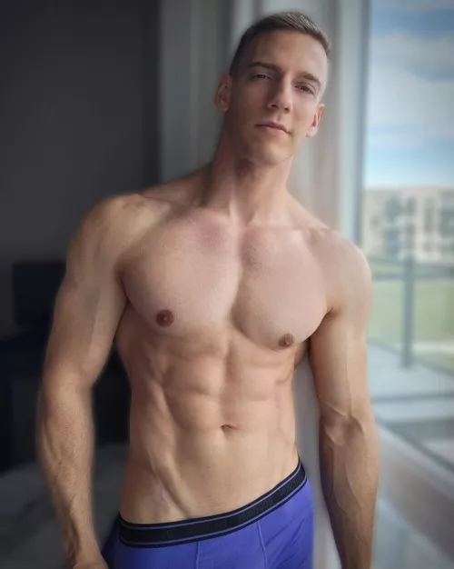 Would you worship Daddy's muscles 💪🏼😏..?