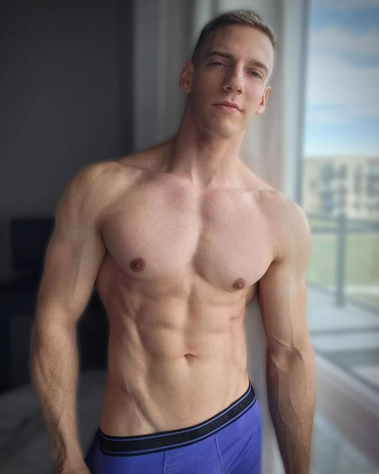 Would you worship Daddy's muscles 💪🏼😏..?