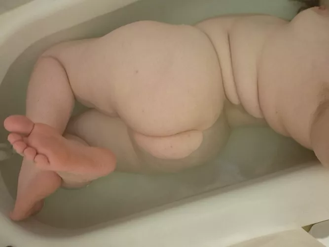 Booty and feet in the bath 