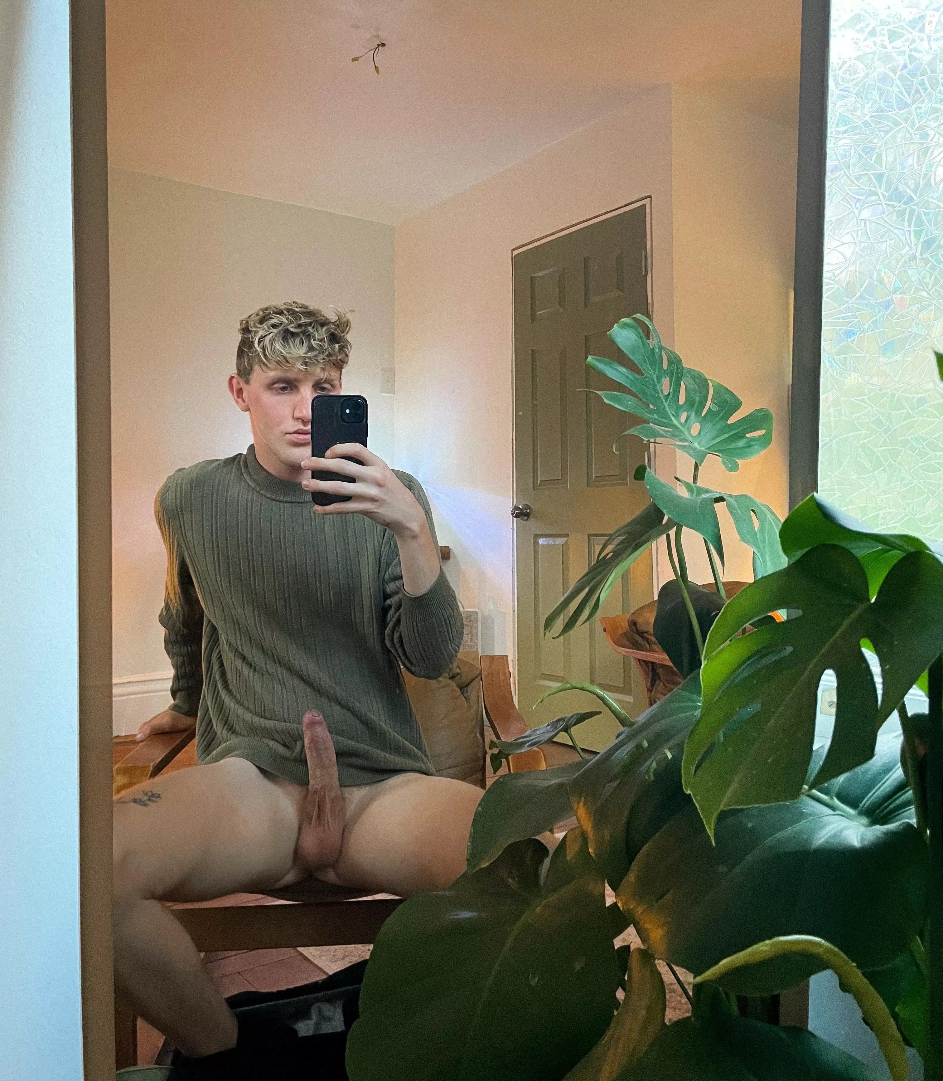 do you like bottoms who show off their hard cocks? 🤭🍆 [26]