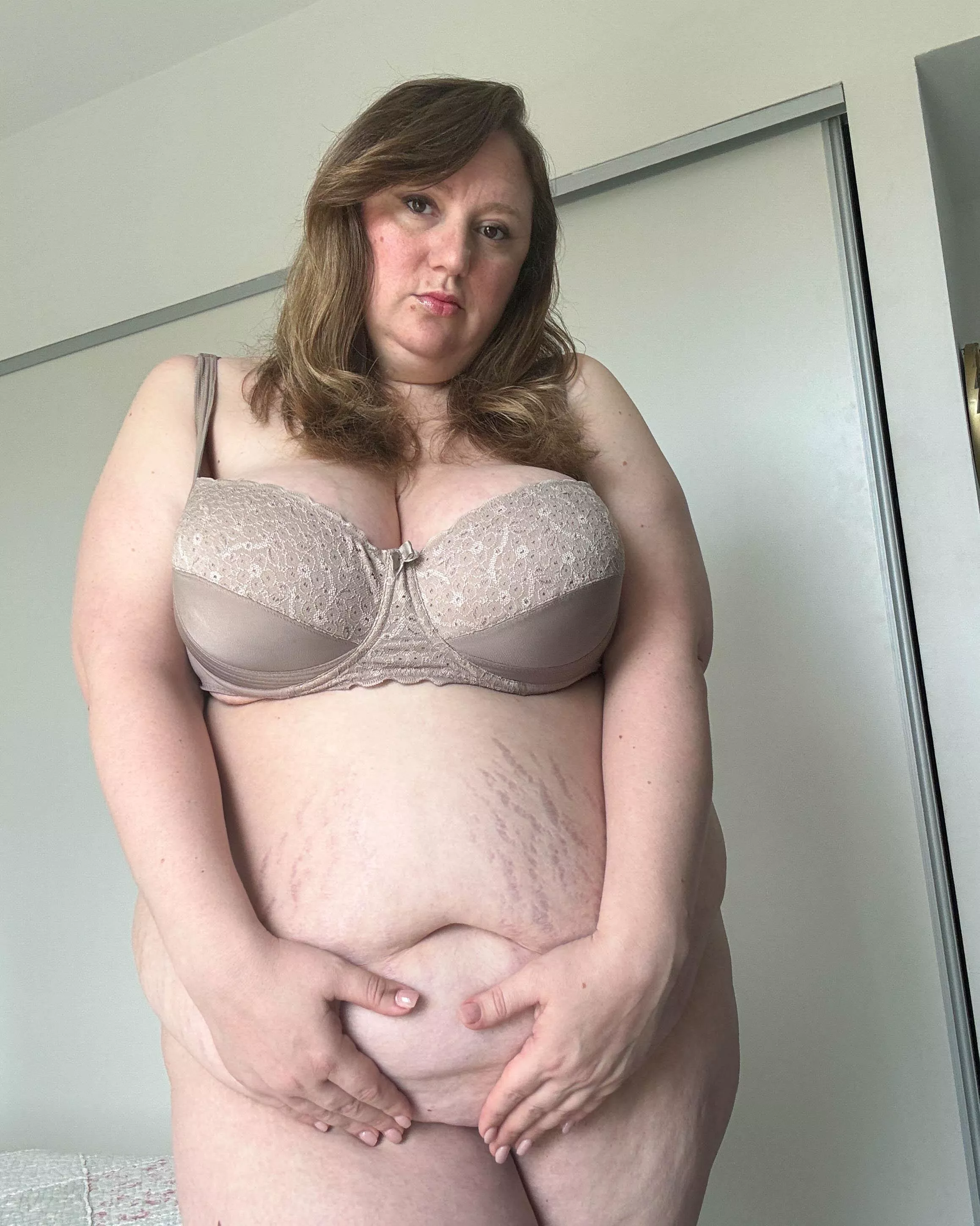 drop an emoji if you wanna date a chubby girl like me