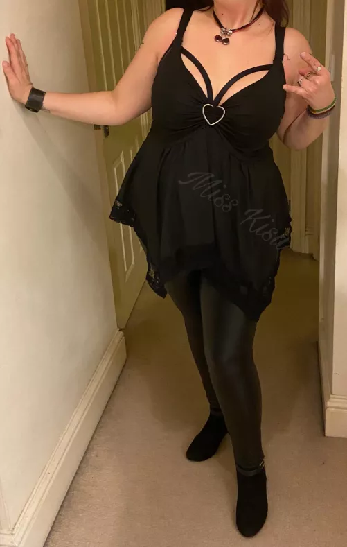 I know your weak for a goth goddess 