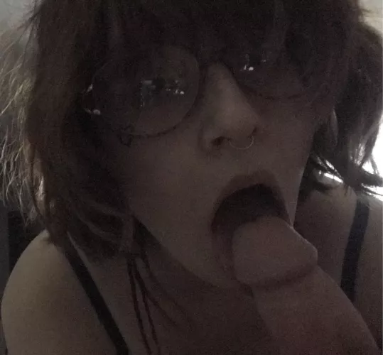 I love sucking on big cocks 😇