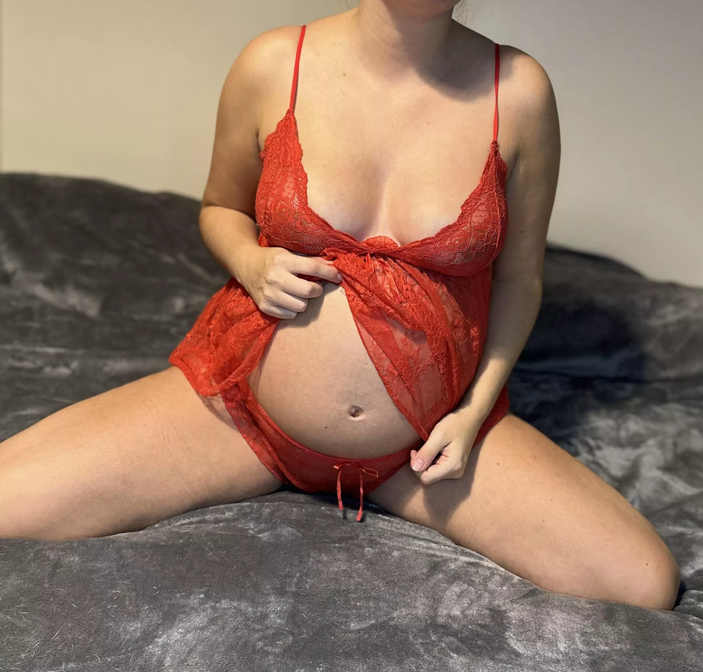 Want it off? My pregnant belly is so tight right now 🥵