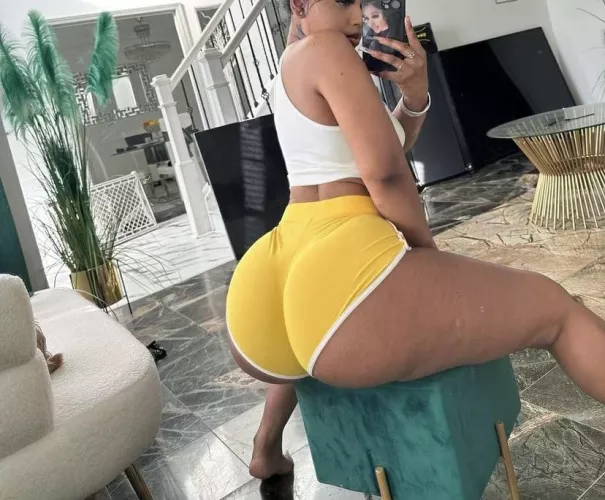 Yellow gym shorts who want mommy to sent it to them 🤔🤔