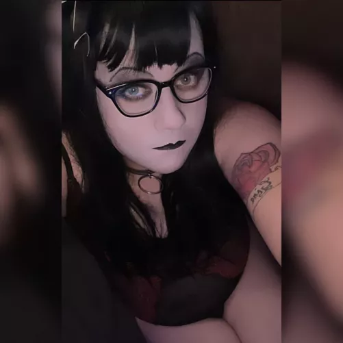 Goth sissy at you're service 🖤
