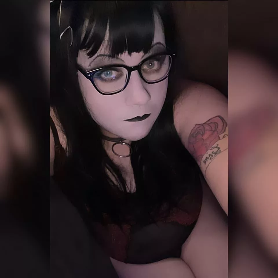 Goth sissy at you're service 🖤