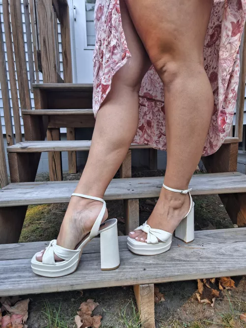 Tan legs and cream heels ✨️