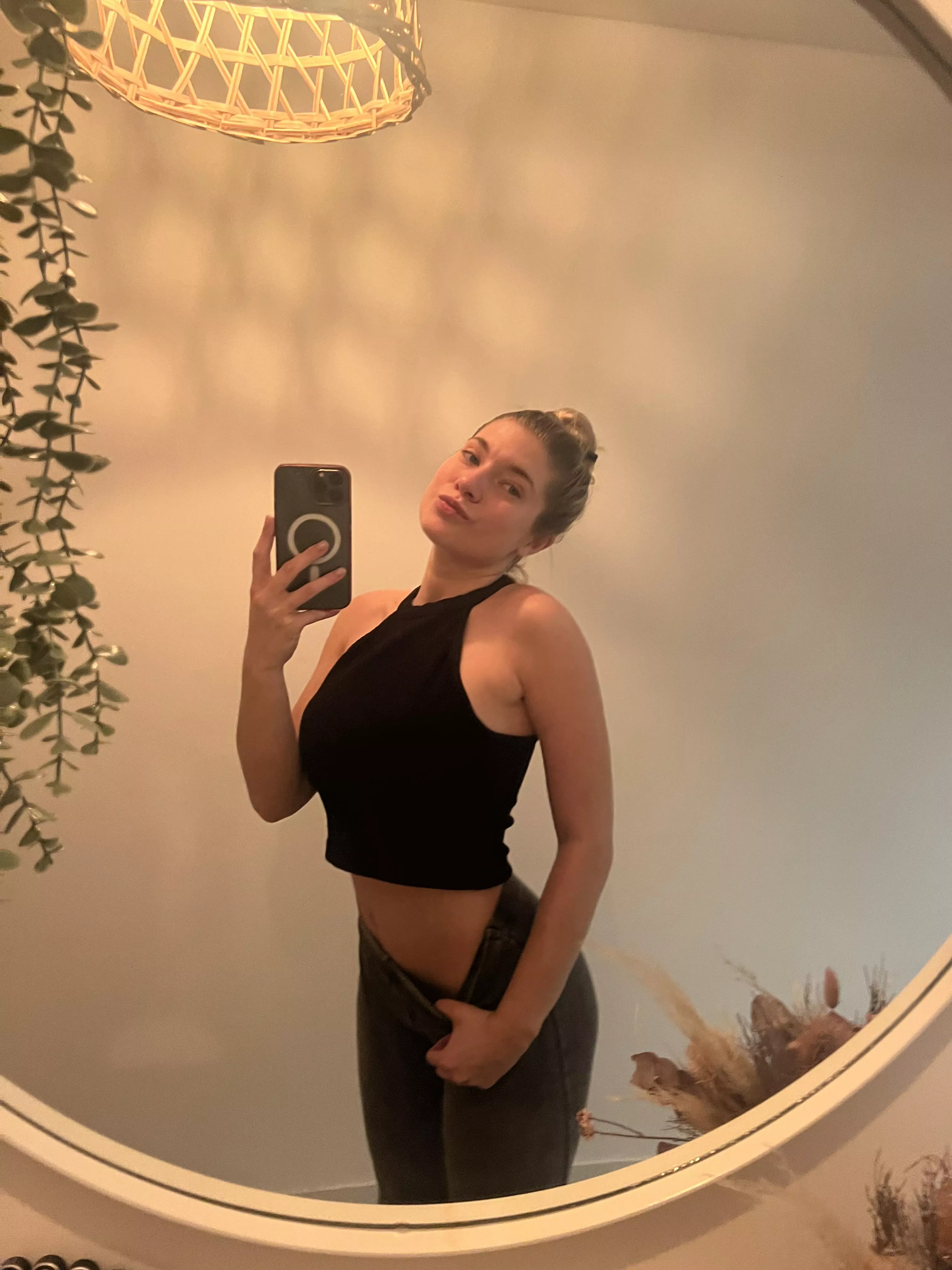 19 F looking for an older dadddy to fill me up next week