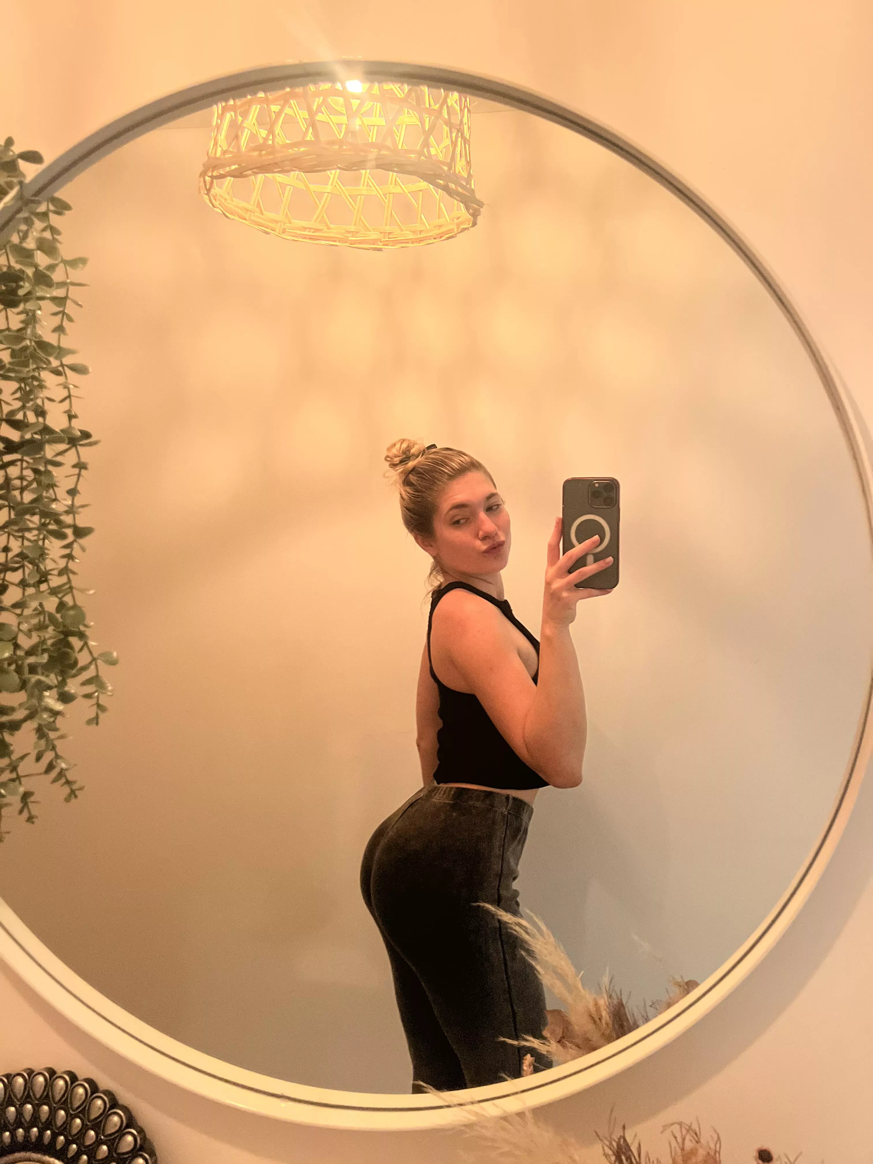 Anyone looking to cheat? I'm clean, on birth control and can keep your dirty little secrets. hmu, dms are open!!