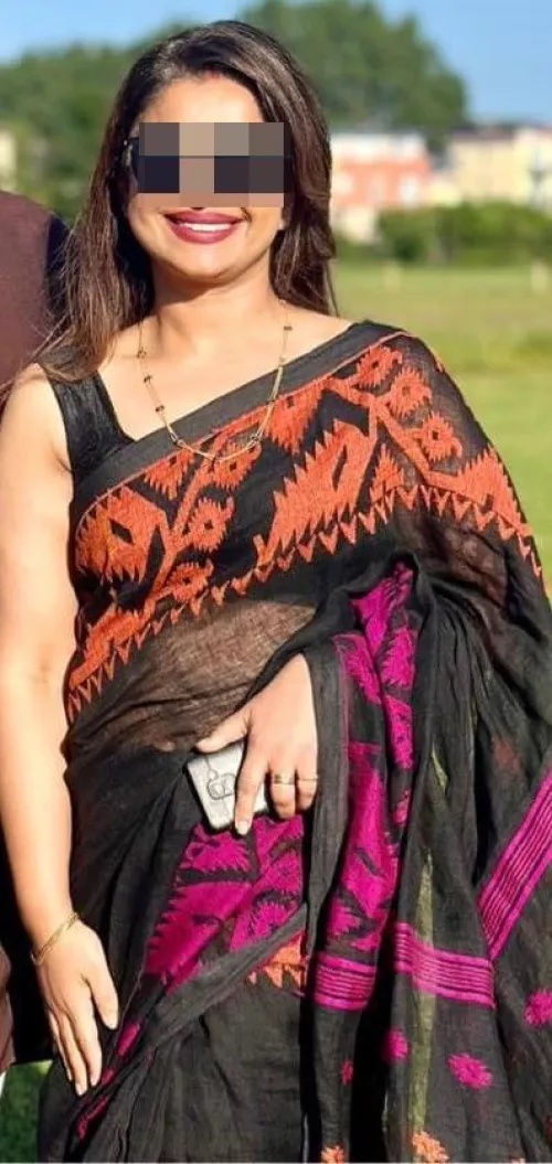 Anyone wants to see a Desi NRI HOT milf wife in  Edinburgh ?