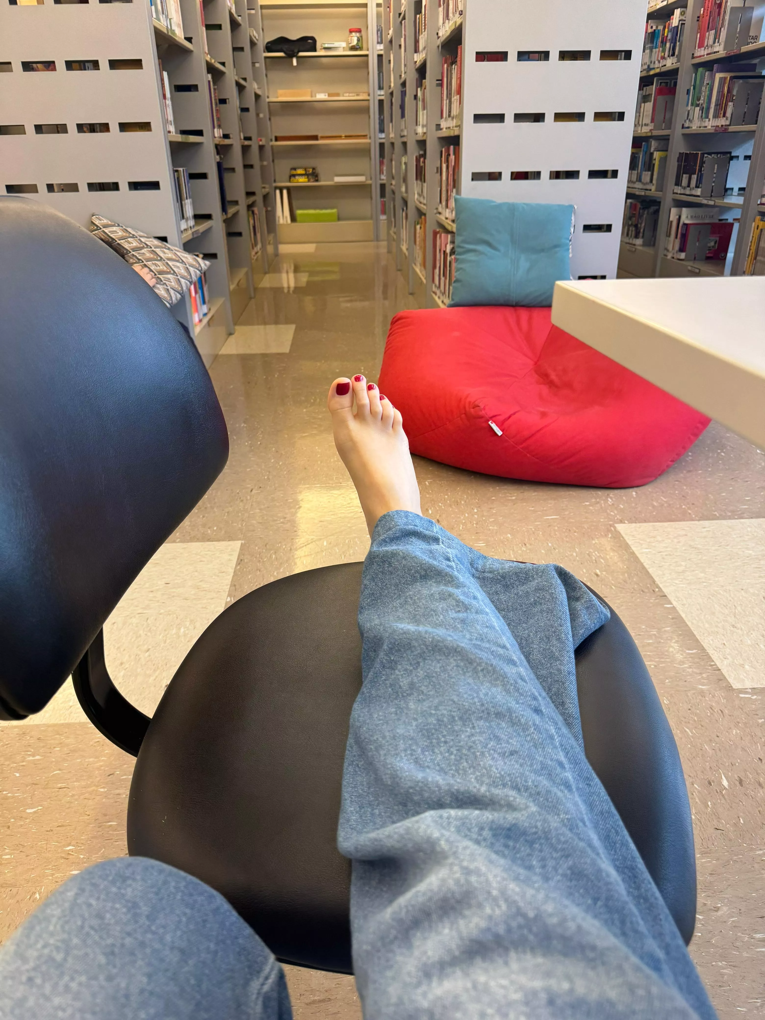 Could you concentrate if you saw me barefoot in the library?Feet