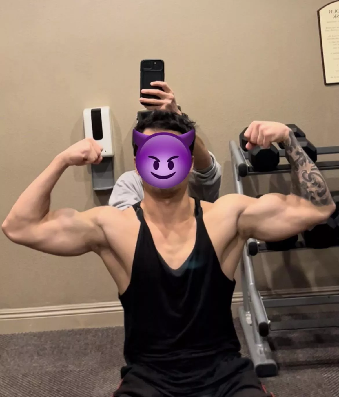 CUM make your little head disappear in my manly armpits 😈😈