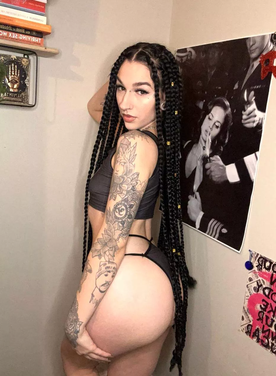 Do you wanna come closer and motorboat my ass?