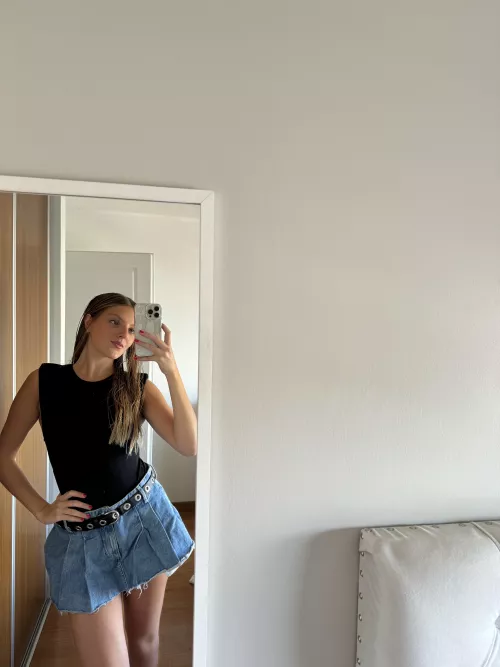 [F4M] looking for a hung daddy who I can sleep with before I visit some of my friends. must give me multiple creampies in a night!! i'm on birth control rn. hmu!