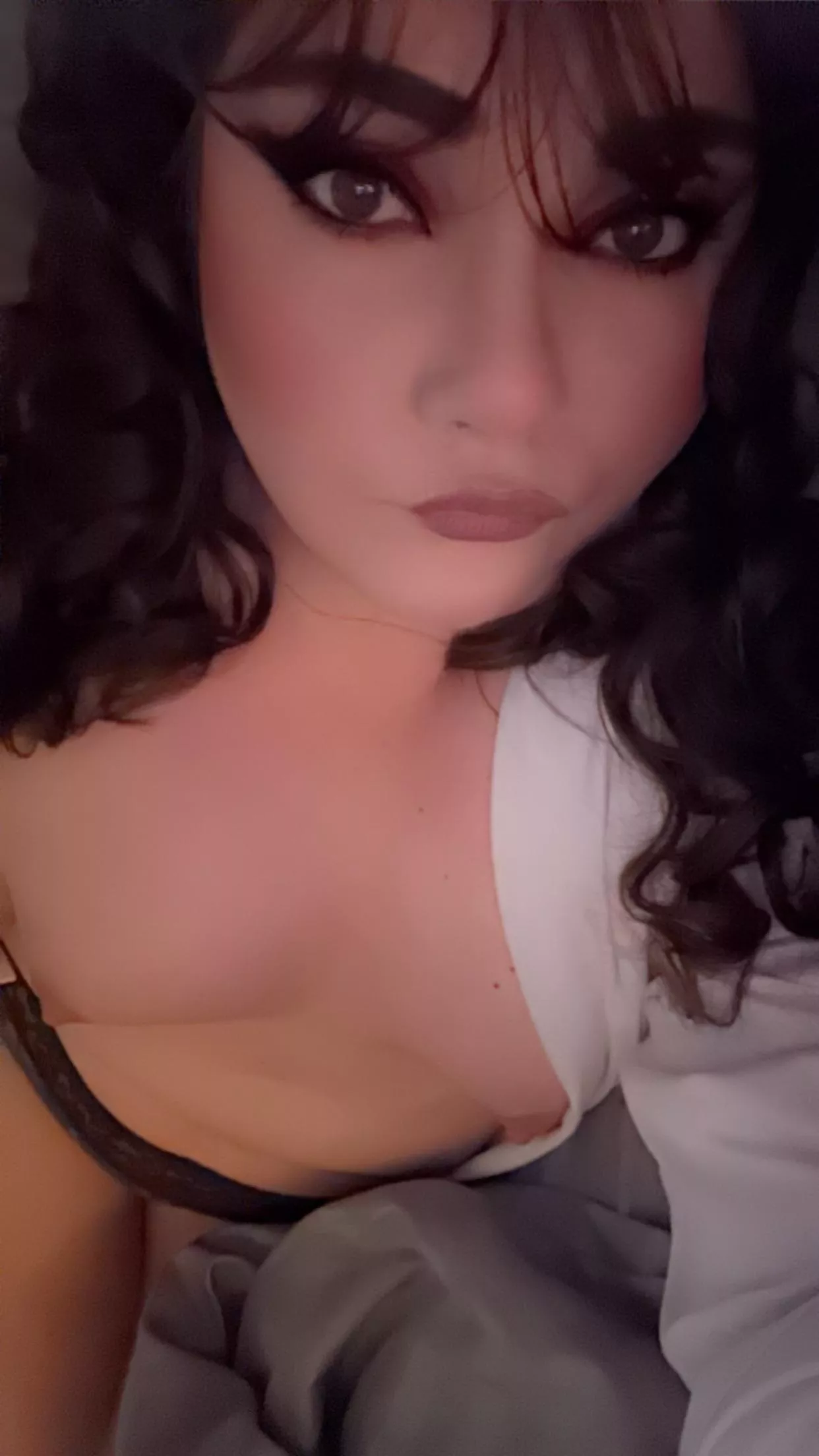 I just want to lay in bed on this cold rainy day. Wish those winning lottery numbers would come my way. 😂🤷🏻‍♀️💋