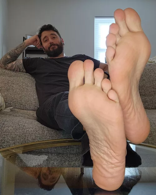 Looking for a barefoot hangout buddy 😉