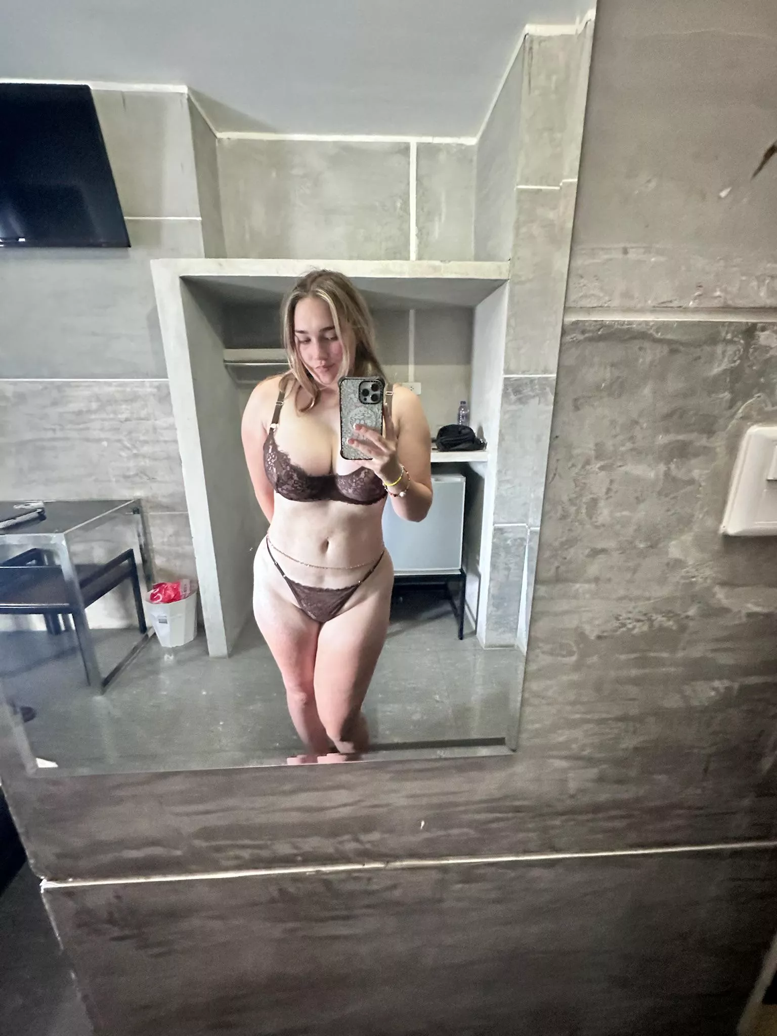 Looking for a little fun now that I’m single again and i'm down to fuck. If you’re interested, let’s chat in DMs!