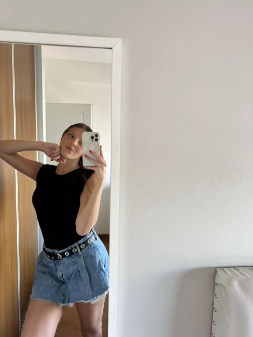  Looking to have my first experience with an older couple. Must be willing to teach me. I’m on a bc and dtf! hmu