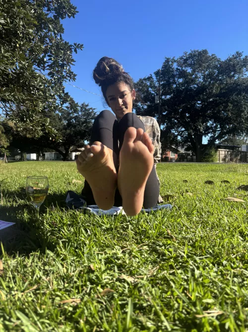 say “hi” if you like my feet 🦋🤍