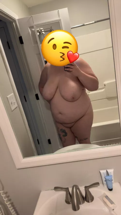 Sending pics to bulls while my hubby is asleep 🥰