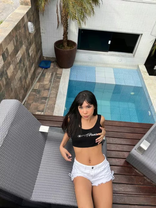 Sun’s out, crop tops on ☀️😎