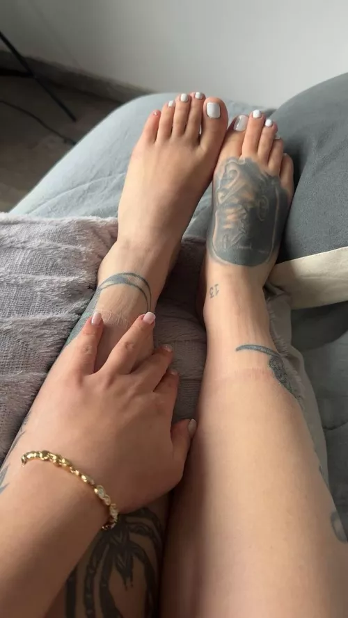 Tattooed goddess here, do you like tattooed feet?