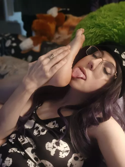 Who loves licking the solrs of Goth Milfs like me?