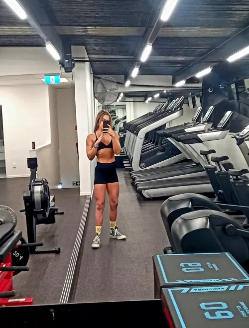 Would you date a gym girl who wears silly socks and does goofy dancing between her sets? 💪🏻😋