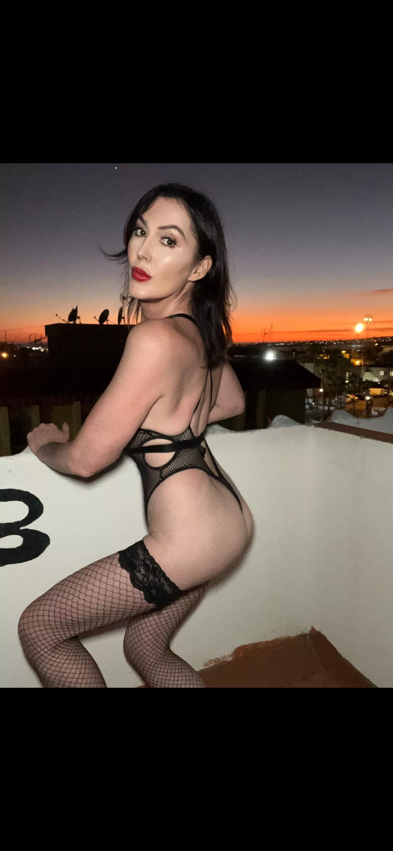 Your Model girlfriend gazes out at the sunset….. How quickly do you engage in intense passionate sex … Up on the roof …. We mustn’t get caught😈😈💦💦