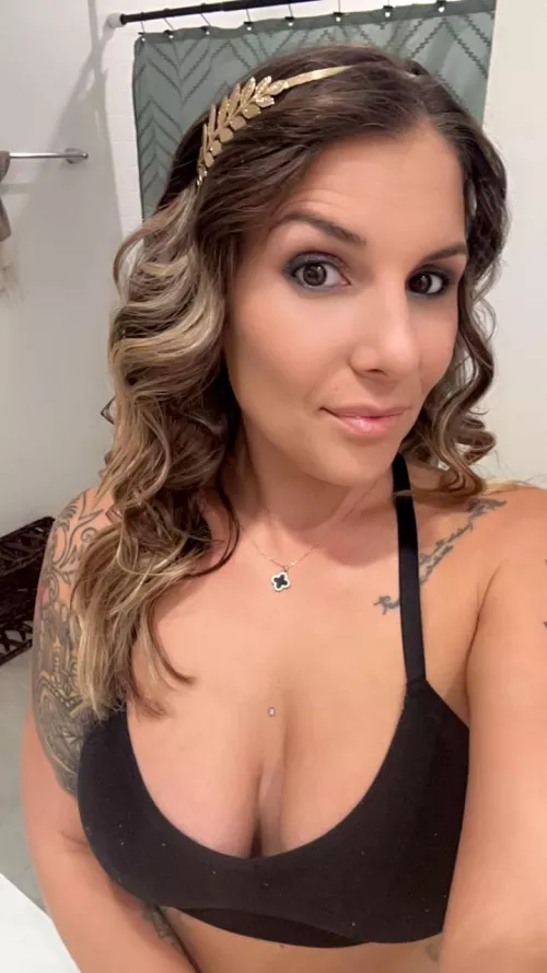 Your newest neighborhood milf giving you a sneak peek ;)