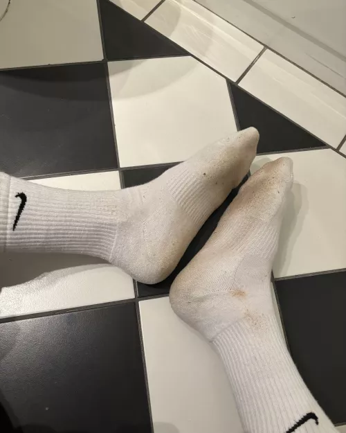 Do you like my dirty Nikes enough to cum on my soles 