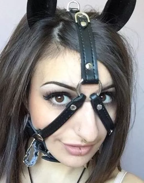 I'm a well trained ponygirl, captured by my mistress over two years ago. She is willing to share me with another (sadistic) experienced mistress to further my studies in obedience, in the vicinity of Utrecht, Holland. 